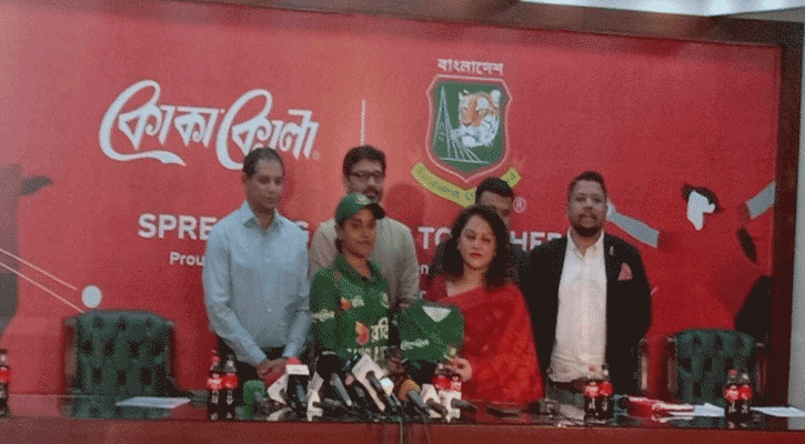 বাংলাদেশ জাতীয় নারী ক্রিকেট দলের কিট স্পন্সর কোকা-কোলা