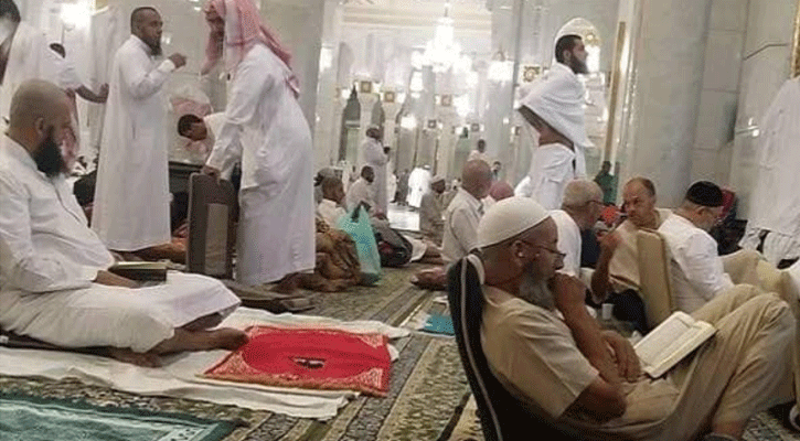 মসজিদুল হারামে ইতিকাফকারীদের সংখ্যা দ্বিগুণ করল সৌদি