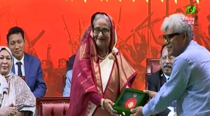 ১০ বিশিষ্টজনের হাতে স্বাধীনতা পুরস্কার তুলে দিলেন প্রধানমন্ত্রী
