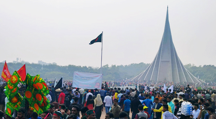 শহীদদের প্রতি শ্রদ্ধা জানাতে স্মৃতিসৌধে লাখো মানুষের ঢল