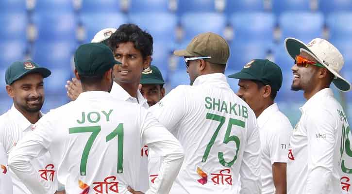 বাংলাদেশকে হতাশ করে প্রথম দিন শ্রীলঙ্কার 