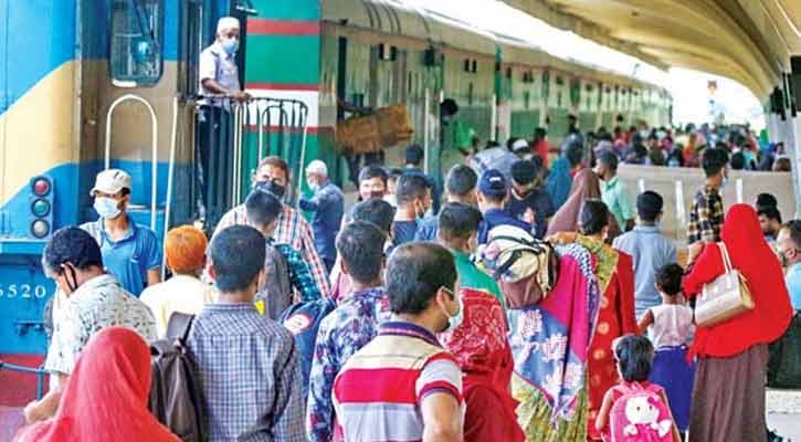 কমলাপুরে ঘরমুখো মানুষের ভিড়