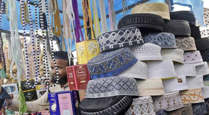 রোজার শেষ সপ্তাহেও ‘জমেনি’ আতর-টুপির বাজার