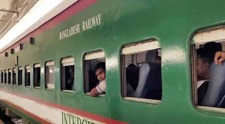 সময়মতো কমলাপুর ছাড়ছে ট্রেন, খুশি যাত্রীরা