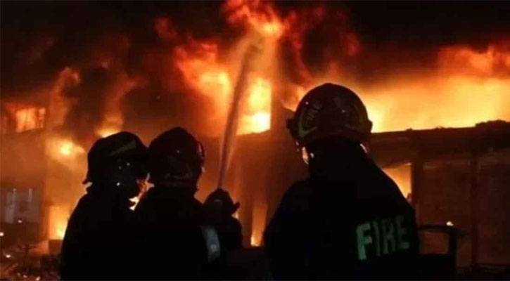 হাজারীবাগে বস্তিতে আগুন, নিয়ন্ত্রণে ৭ ইউনিট