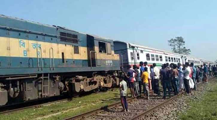 ফের একই লাইনে দুই ট্রেন, অল্পের জন্য বাঁচল শতাধিক যাত্রী