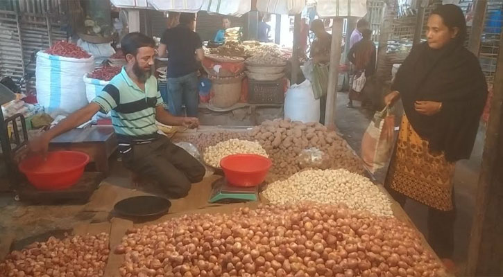 দিনাজপুরের হিলিতে কমেছে দেশি পেঁয়াজের দাম