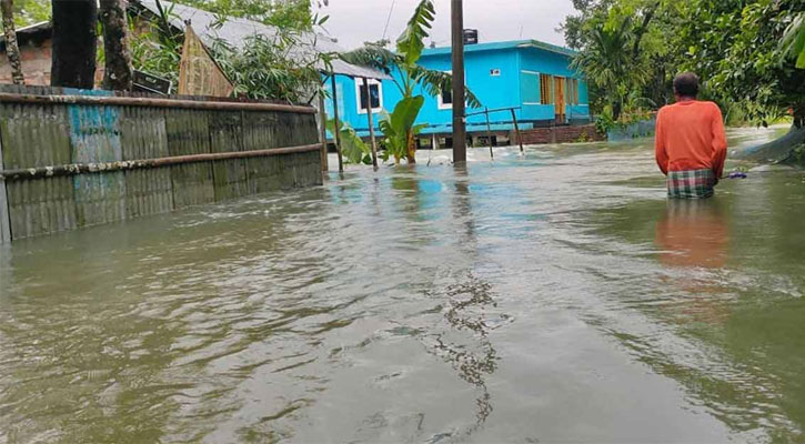 বন্যার পানিতে হাবুডাবু খাচ্ছে কয়েক লাখ মানুষ 