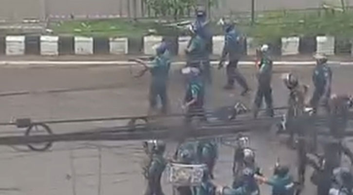 উত্তরায় পুলিশ-শিক্ষার্থী সংঘর্ষ, গুলি-সাউন্ড গ্রেনেড নিক্ষেপ