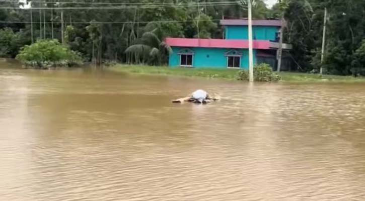 কবর দেওয়ার মাটি নেই, কলাগাছের ভেলায় ভাসছে লাশ
