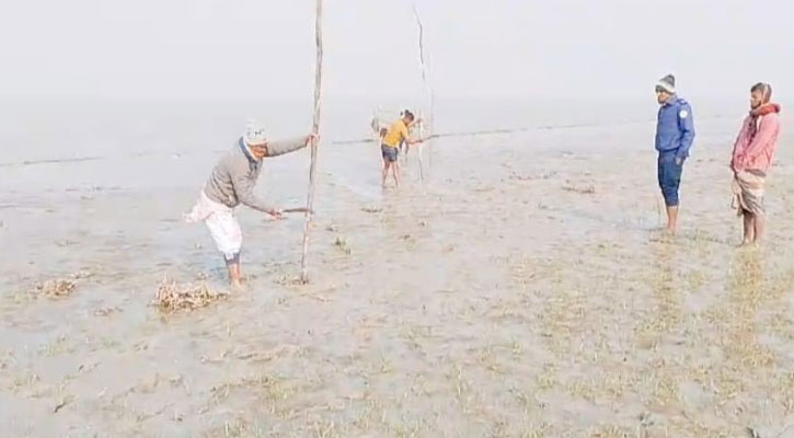 লালমোহনে ৫০ লাখ টাকার অবৈধ খুঁটি জাল ধ্বংস