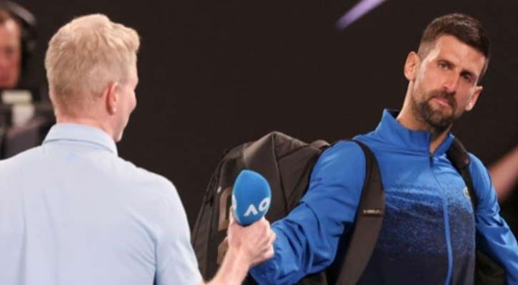 জোকোভিচের কাছে ক্ষমা চাইতে হলো সাংবাদিককে