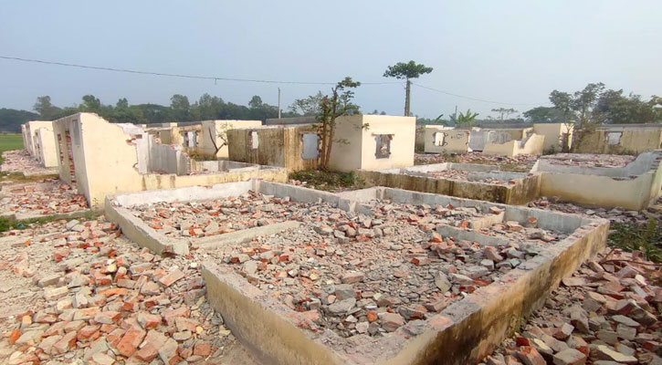 পাবনায় আশ্রয়ণ প্রকল্পের ৬০টি ঘর গুড়িয়ে দেওয়ার অভিযোগ