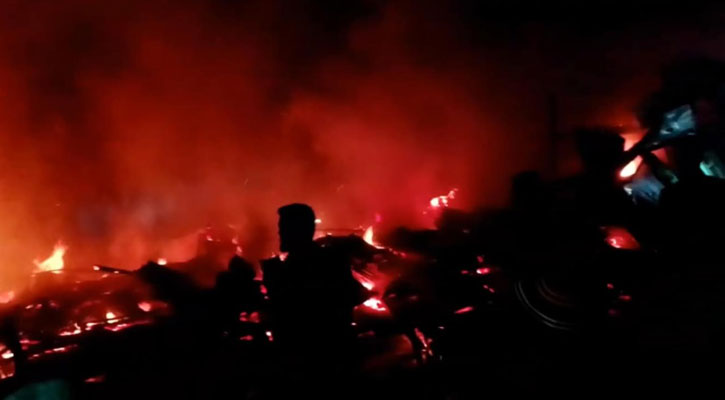 আমতলীতে অগ্নিকাণ্ডে বসতঘর সহ ১১টি দোকান পুড়ে ভস্মীভূত  