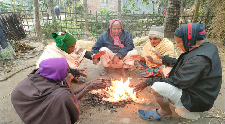 শীতে কাহিল লালমনিরহাটের মানুষ, দেখা নেই সূর্যের