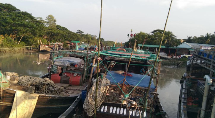 নিষিদ্ধ ট্রলিং বোটে অবাধে মাছ শিকার, দেখা দিয়েছে মাছ সংকট