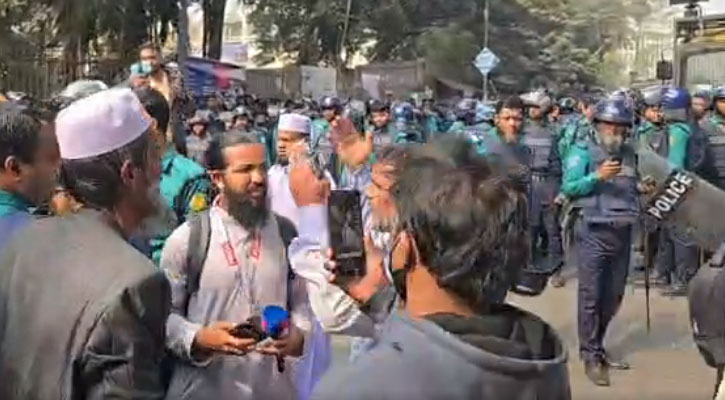 ইবতেদায়ি শিক্ষকদের পদযাত্রা, পুলিশের জলকামান-সাউন্ড গ্রেনেড নিক্ষেপ 