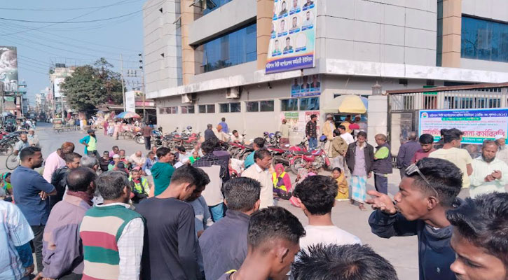 বরিশালে চাকরিতে পুনঃবহালের দাবিতে সড়ক অবরোধ