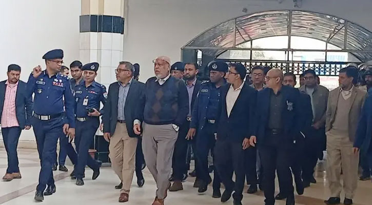 কমলাপুর স্টেশনে রেলপথ উপদেষ্টা ও সচিব