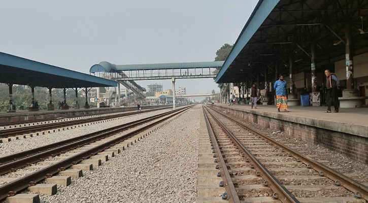 স্টেশনে ট্রেন নাই, হতাশ হয়ে ফিরছেন কুমিল্লা রেলস্টেশনের যাত্রীরা