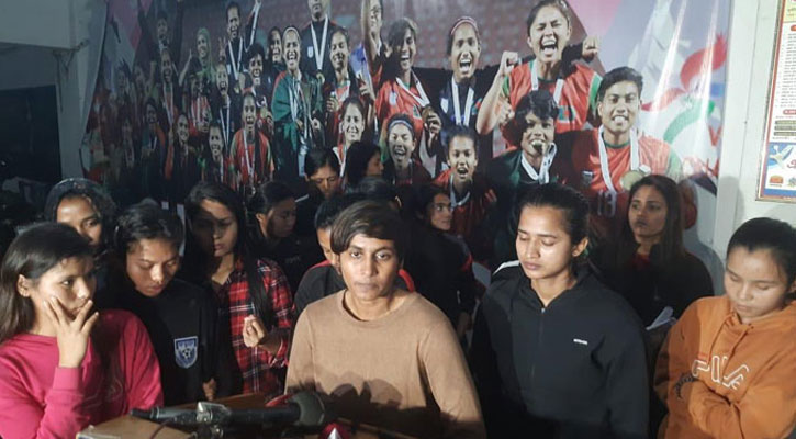 কান্নাজড়িত কণ্ঠে অবসরের হুমকি দিলেন সাবিনারা