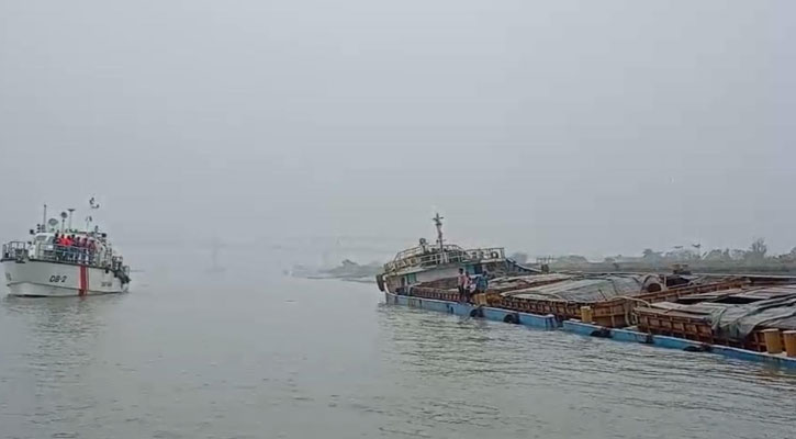 খুলনার রূপসা নদীতে লাইটার জাহাজ ডুবি, উদ্ধারে কোস্টগার্ড