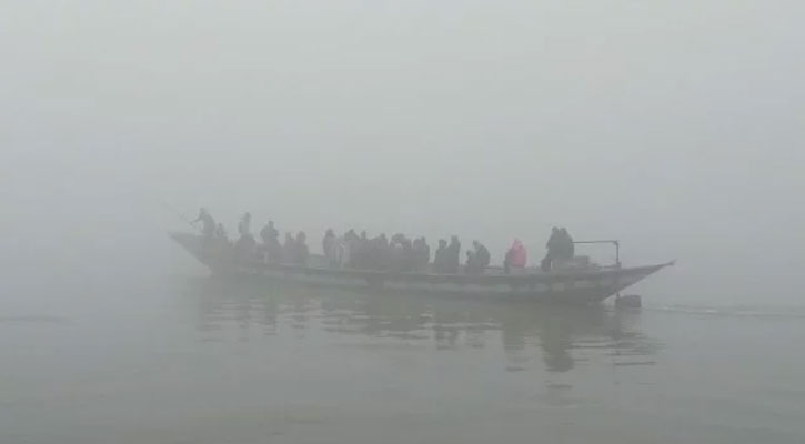 ট্রলারে ঝুঁকি নিয়ে যাত্রী-মোটরসাইকেল পারাপার