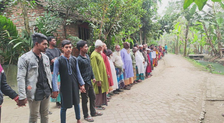সাতক্ষীরায় বউ ফিরিয়ে দেয়ার দাবিতে গ্রামবাসীর মানববন্ধন!