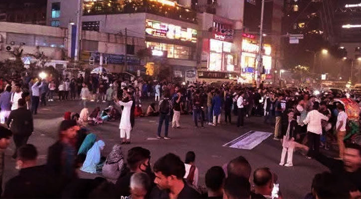 গুলশানে তিতুমীর কলেজ শিক্ষার্থীদের সড়ক অবরোধ, যান চলাচল বন্ধ