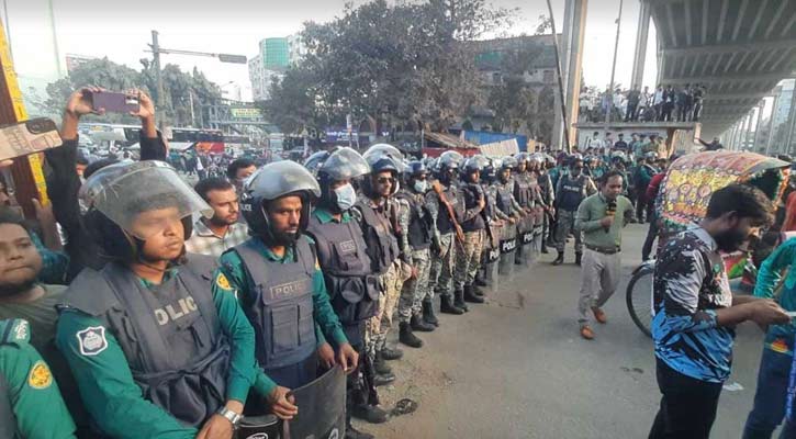 শিক্ষার্থীদের ঘিরে রেখেছে পুলিশ, আনা হয়েছে জলকামান