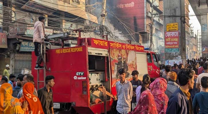 গাজীপুরে গ্যাস সিলিন্ডারের মার্কেটে ভয়াবহ আগুন 