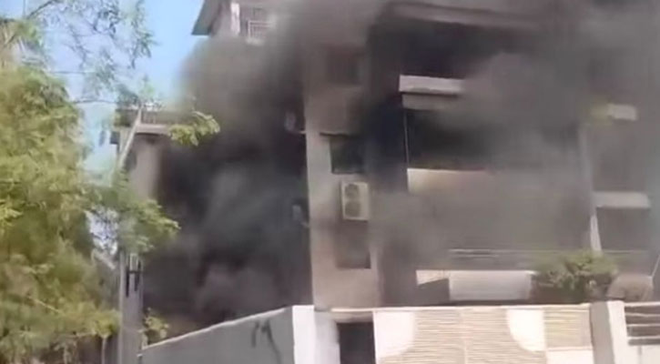 সাবেক পররাষ্ট্র প্রতিমন্ত্রীর বাড়ি-কারখানায় আগুন