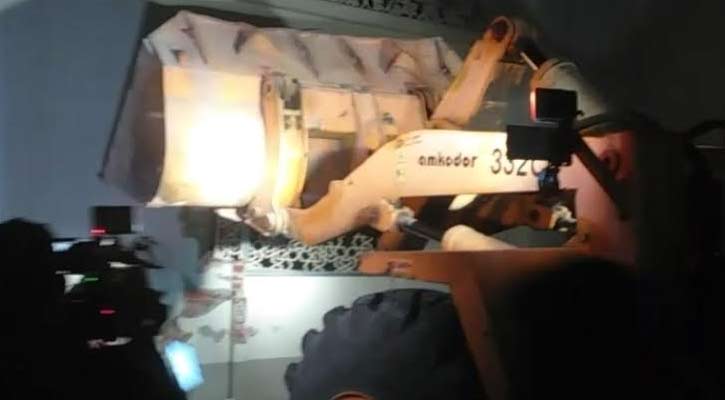 বরিশালে আমুর ‘হোয়াইট হাউজে’ বুলডোজার হামলা