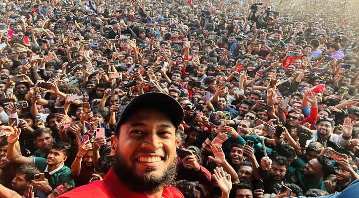 চ্যাম্পিয়ন বরিশালকে বরণে জনসমুদ্র