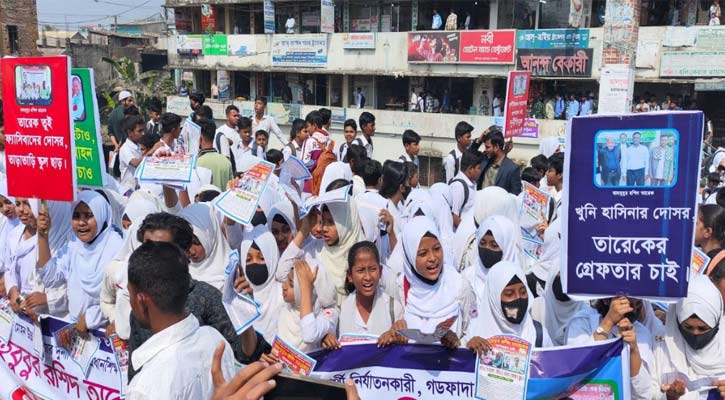 নোয়াখালীতে প্রধান শিক্ষকের অপসারণ চেয়ে শিক্ষার্থীদের সড়ক অবরোধ