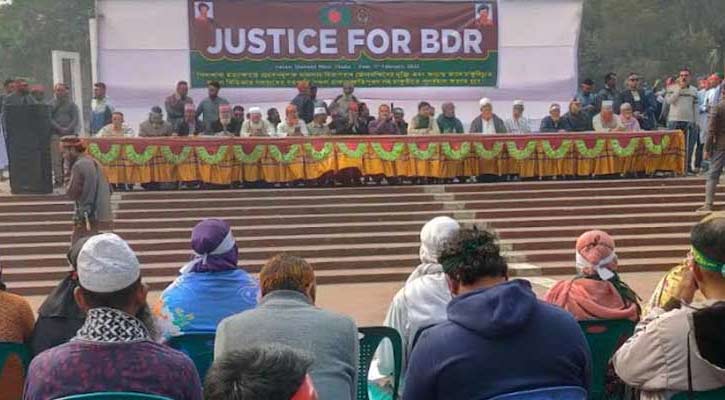 শহীদ মিনারে চাকরিচ্যুত বিডিআর সদস্যদের অবস্থান