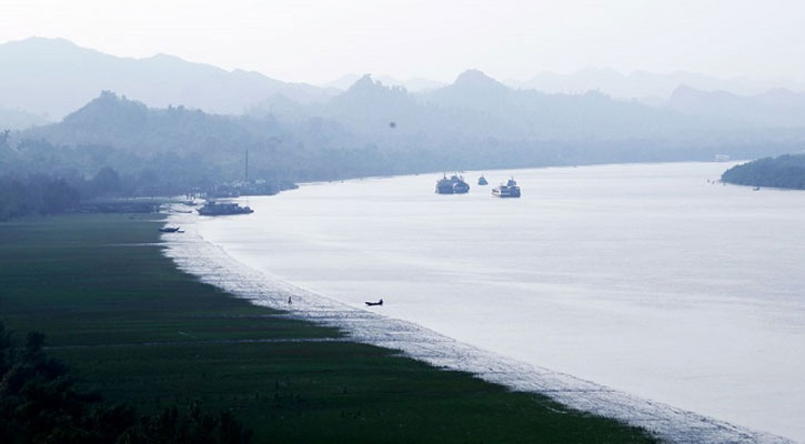 ৮ বছর পর নাফ নদীতে মাছ ধরার অনুমতি, জেলেদের মাঝে স্বস্তি 