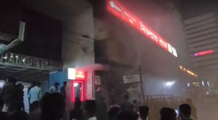কারওয়ান বাজারে ইটিভি ভবনে আগুন