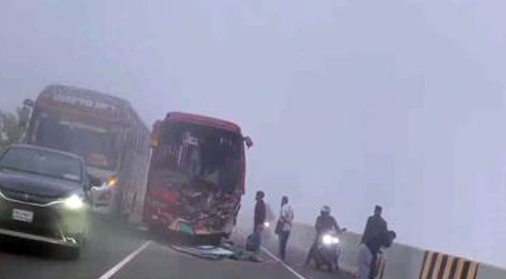 ঘন কুয়াশায় এক্সপ্রেসওয়েতে ৫ গাড়ির সংঘর্ষ, আহত ২০
