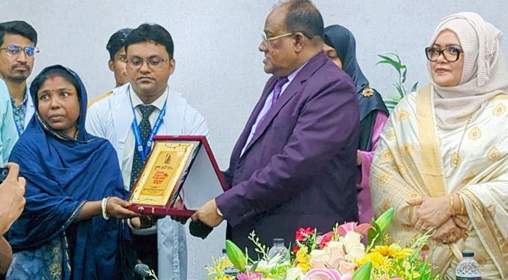 লক্ষ্মীপুরে পরিচ্ছন্নতা কর্মীকে রাজকীয় বিদায়