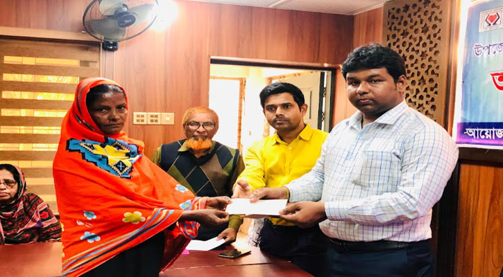 হিলিতে রোগীদের মাঝে সরকারি অনুদানের চেক বিতরণ