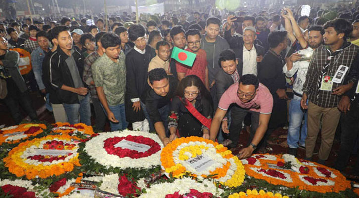 ভাষা শহীদদের শ্রদ্ধা জানাতে শহীদ মিনারে মানুষের ঢল