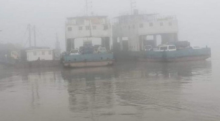 ঘন কুয়াশায় দৌলতদিয়া-পাটুরিয়ায় ফেরি চলাচল বন্ধ