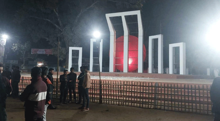 ঠাকুরগাঁওয়ে শহীদ মিনারে শ্রদ্ধা জানাতে এসে ক্ষোভ আইনজীবীদের