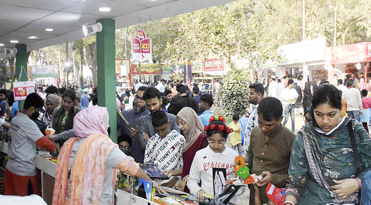 মাতৃভাষা দিবসে দর্শনার্থীদের পদচারণায় মুখরিত বইমেলা