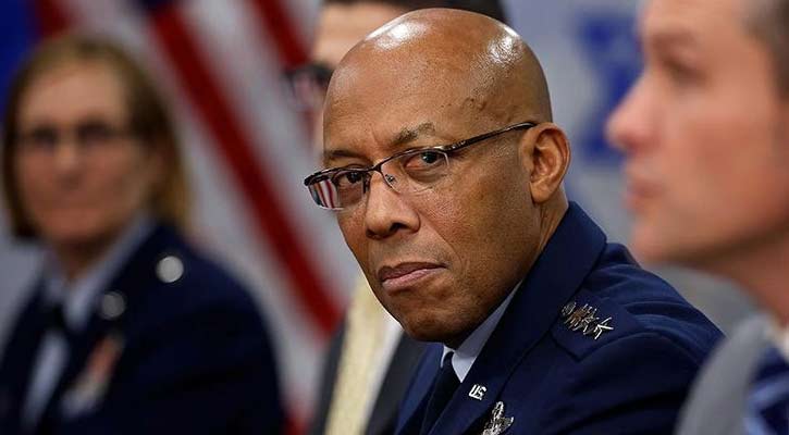 যুক্তরাষ্ট্রের সশস্ত্র বাহিনীর প্রধানকে বরখাস্ত করলেন ট্রাম্প