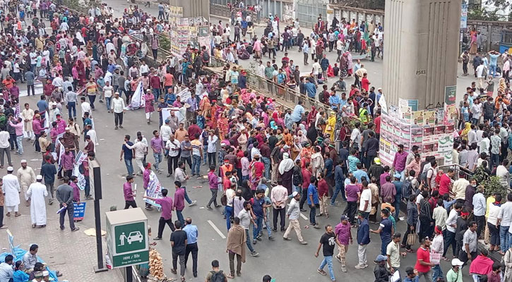 চাকরি স্থায়ীকরণের দাবিতে আউটসোর্সিং কর্মীদের সড়ক অবরোধ