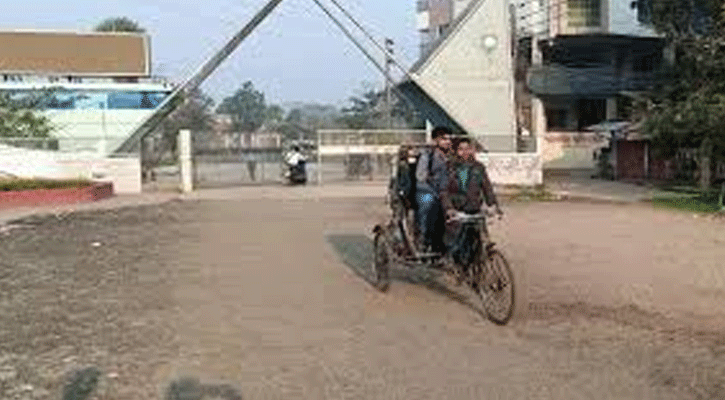 হল ছাড়ছেন কুয়েট শিক্ষার্থীরা