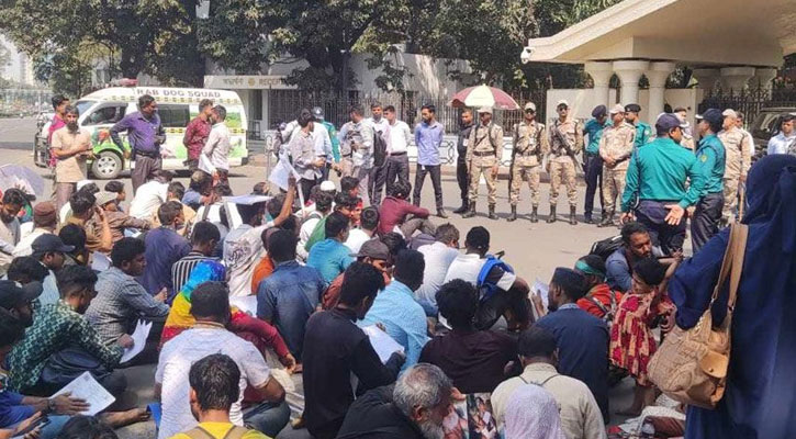 প্রধান উপদেষ্টার কার্যালয়ের সামনে জুলাই আন্দোলনে আহতদের অবস্থান