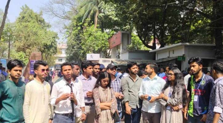 ঢাবির আগ্রাসনের বিরুদ্ধে তিতুমীরে বিক্ষোভ মিছিল